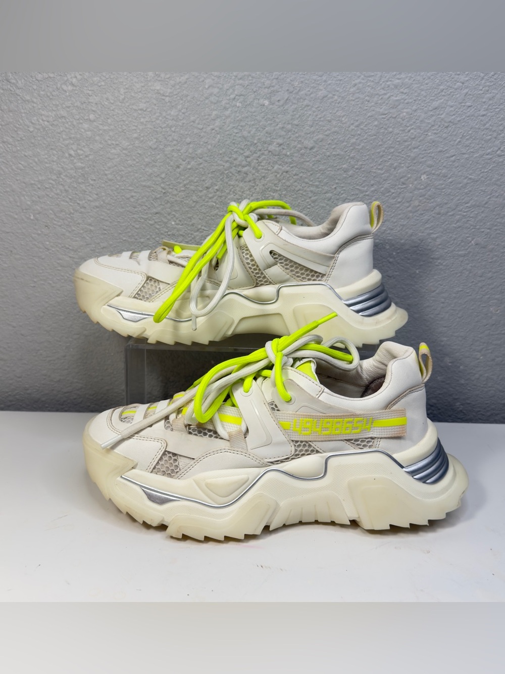 STEVE MADDEN POWER Sneakers White 7.5 M Neon Yellow/green trim 2 laces